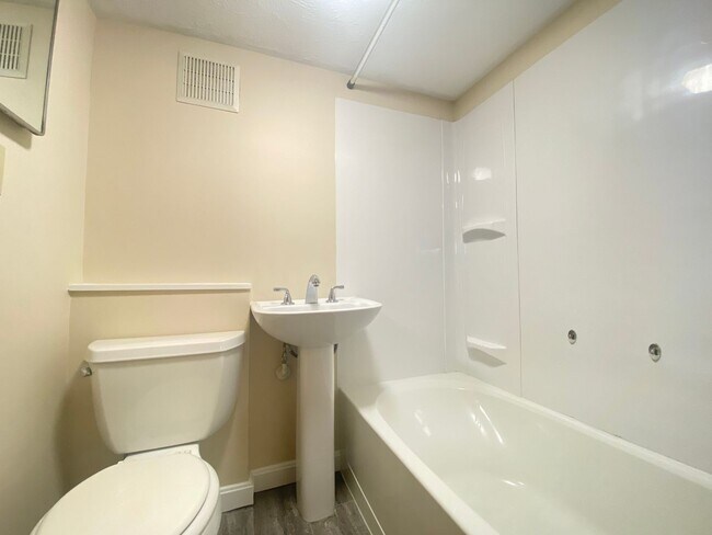 Building Photo - 16 Linwood St