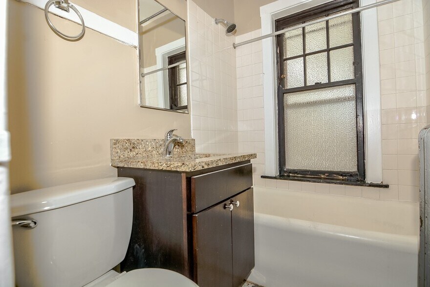 Building Photo - 2208 W Ainslie