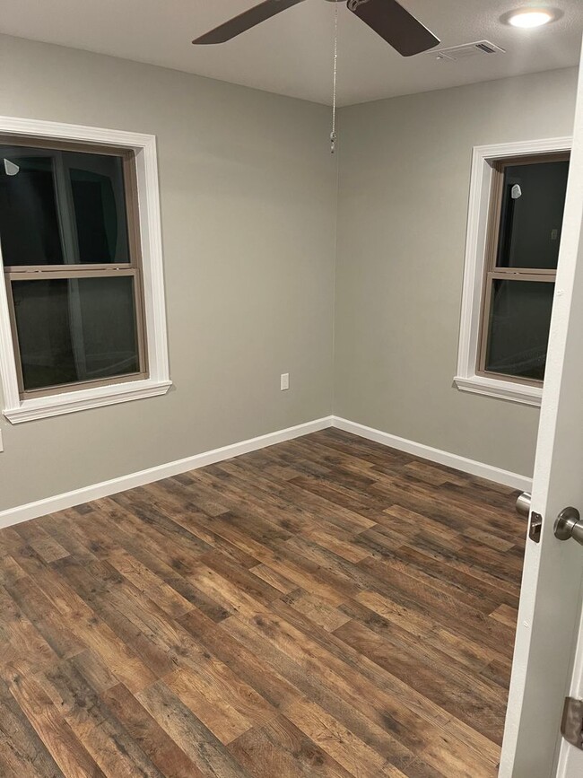 Building Photo - 2 bed, 1 bath house-Pet Friendly!