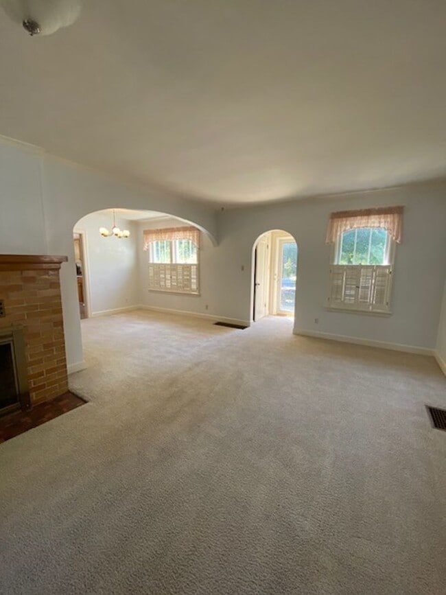 Building Photo - $2,695 / AVAILABLE NOW! 3BD Single Family Home