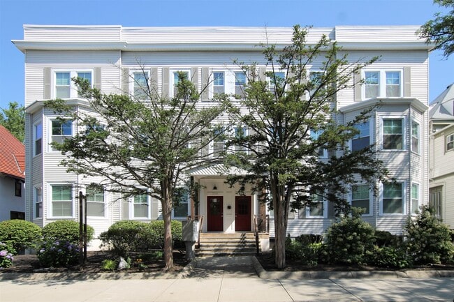 Building Photo - 208 Waterman St