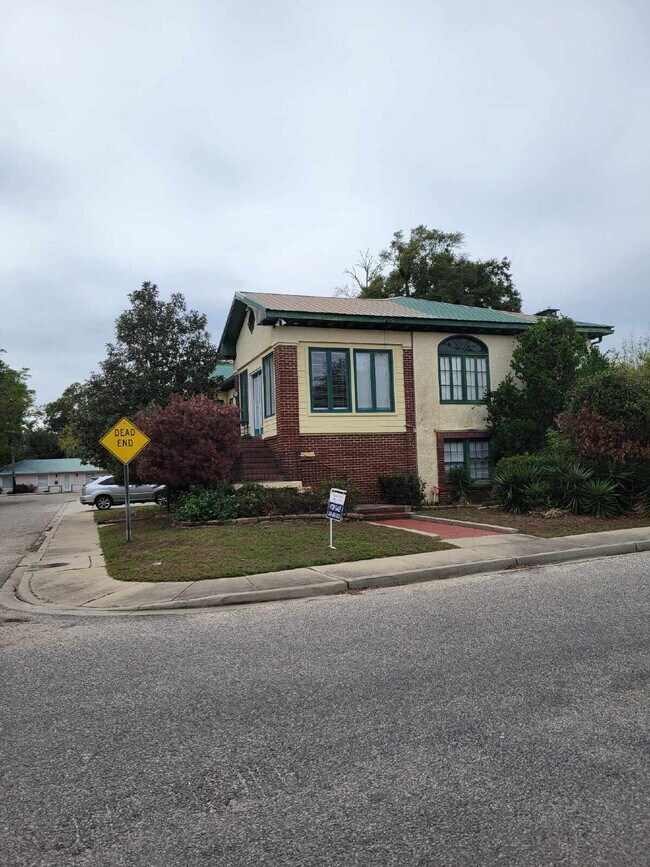 Building Photo - Historic home 2/1 for rent! Fully furnished