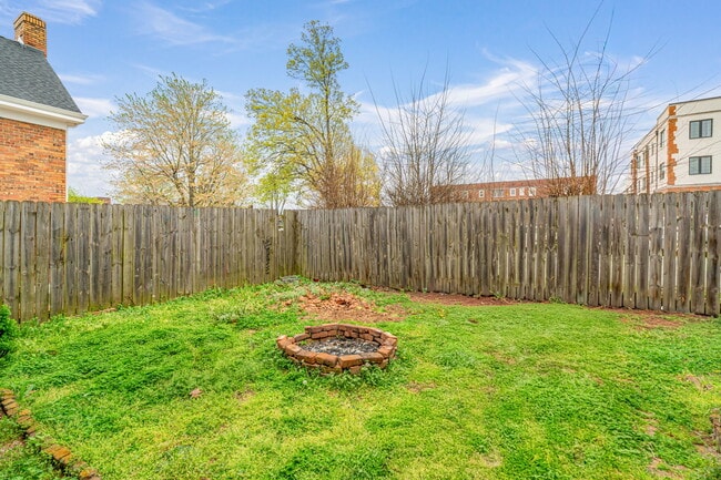 Building Photo - 1606 Laurel Ave