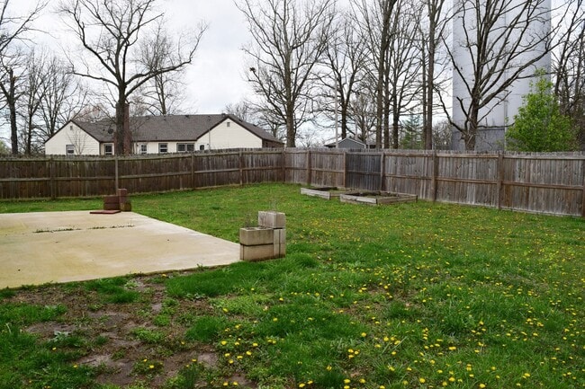 Building Photo - Large 2 story 3 bedroom 2 bathroom!