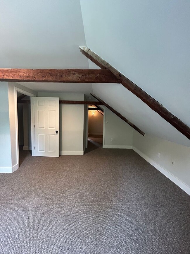 Building Photo - Beautiful renovated 5 bedroom 2.5 bath sin...