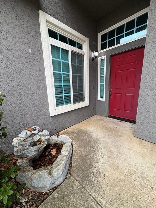 Building Photo - 3 Bedroom Home