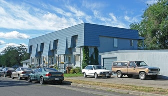 Building Photo - 1017 N Crestline St