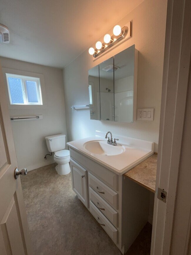 Building Photo - 4 Bedroom Home for Rent in the York Neighborhood!