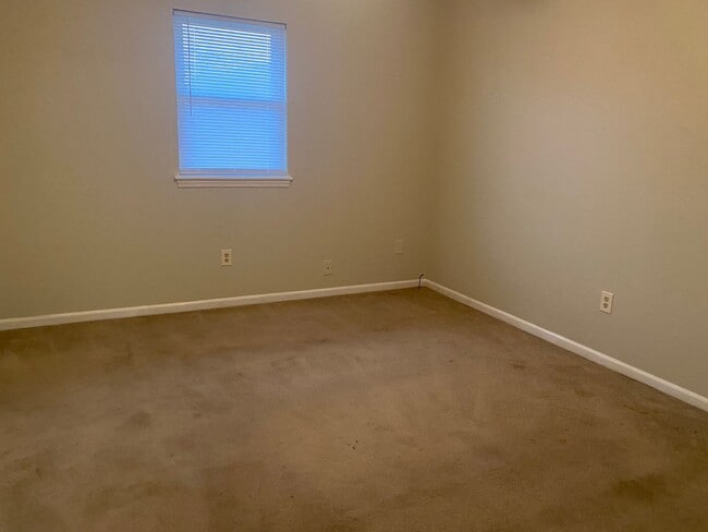 Building Photo - 3BR/1BA/1 car garage - duplex unit