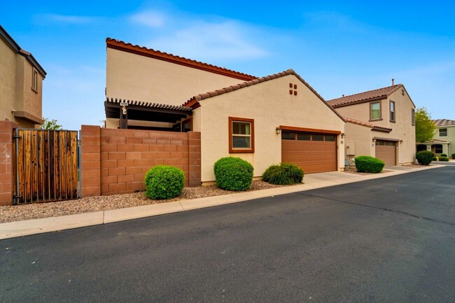 Building Photo - 2220 S Ponderosa Dr