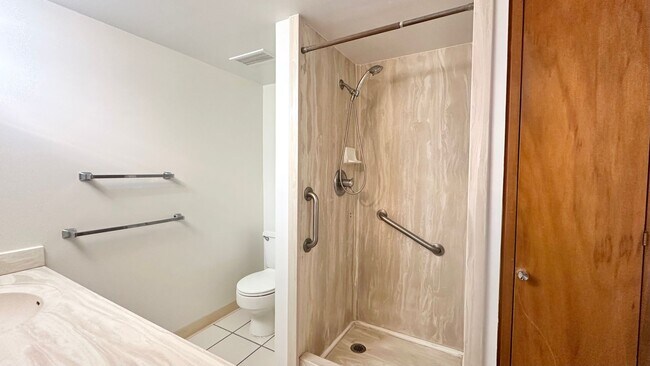 Building Photo - SPACIOUS 2 BED/2 BATH/1 PRKG, Washer/Dryer...
