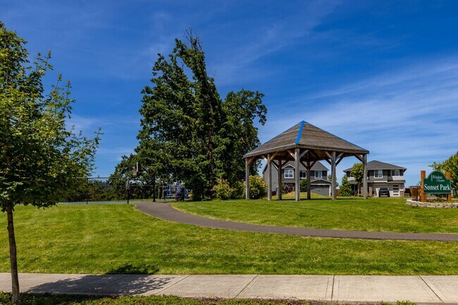 Building Photo - Four Bedroom Home + Bonus & Den in Gated C...