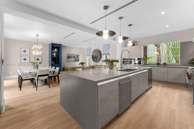 Building Photo - 2887 Pine Tree Dr