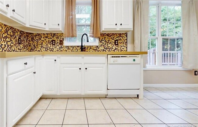 Building Photo - 10 Valley View Ct