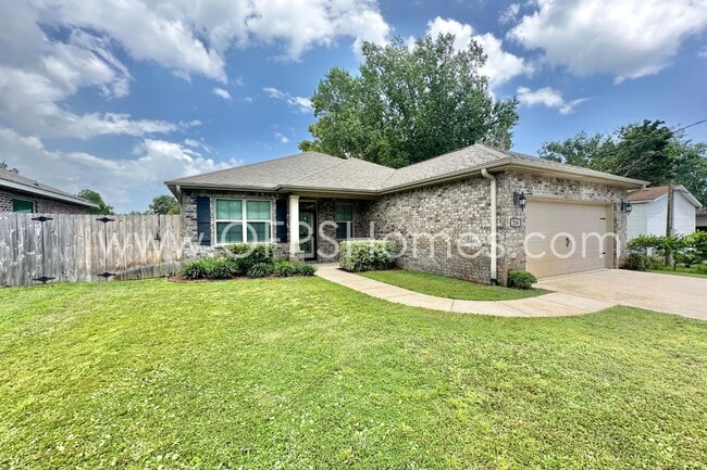 Building Photo - 216 Green Dr
