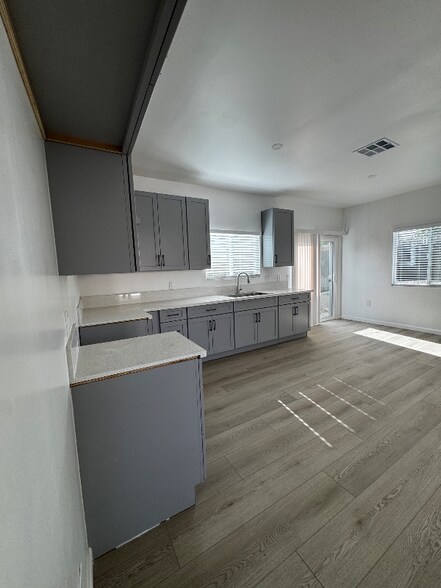 Building Photo - 987 Tepee Ln