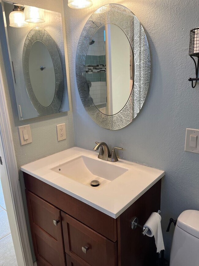 Building Photo - Modern, updated 3B/2B with fenced yard and sun room in Cottonwood