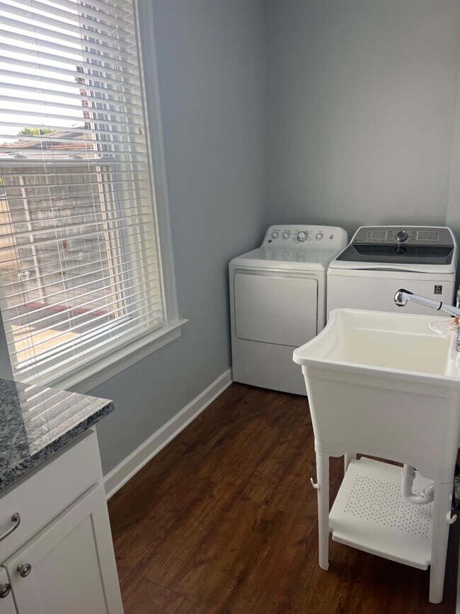 Building Photo - 1629 Hoffner St