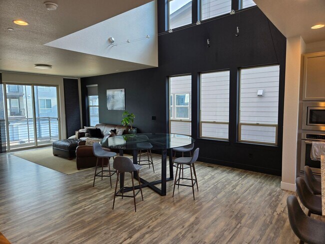 Building Photo - Amazing townhome in Central Park near Nort...