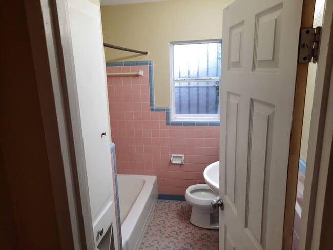 Building Photo - 1518 E Ellicott St