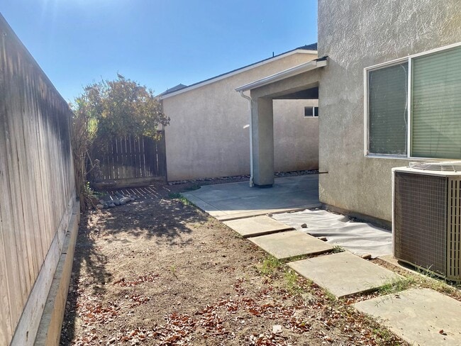Building Photo - Spacious 4/2.5 off Fig Garden Loop