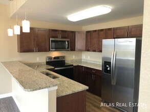 Building Photo - Beautiful Modern Townhome 3 Bed 2.5 Bath M...