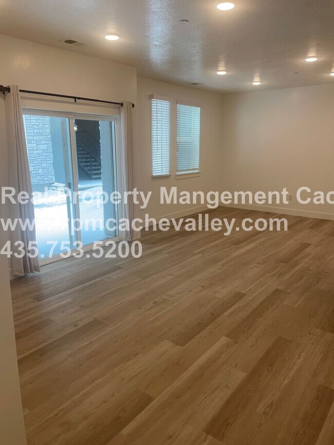 Building Photo - 472 W 40 S