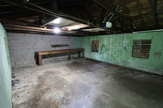 Building Photo - Charming 3-Bedroom Home with Modern Amenities