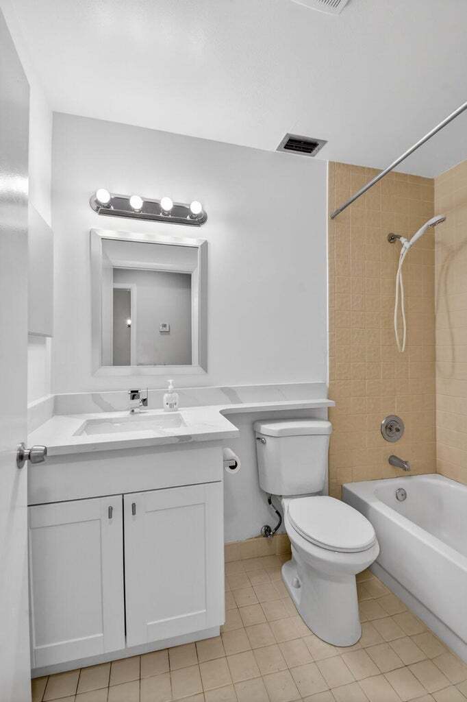 Building Photo - 704 Sunny Pine Way