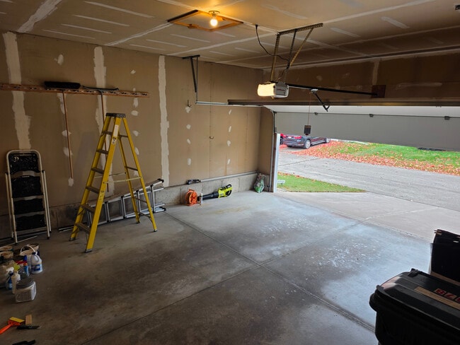 Building Photo - 878 Sky Ridge Dr