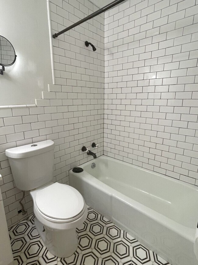 Building Photo - Excellent 3 Bedroom Home Minutes from Down...