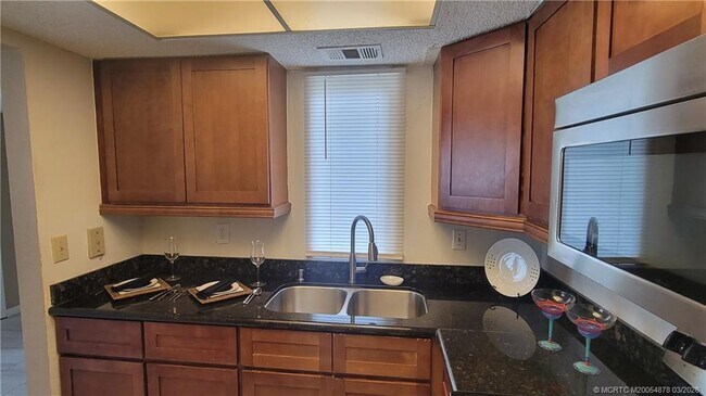 Building Photo - 1524 SE Royal Green Cir