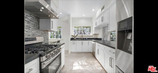 Building Photo - 9848 Vidor Dr