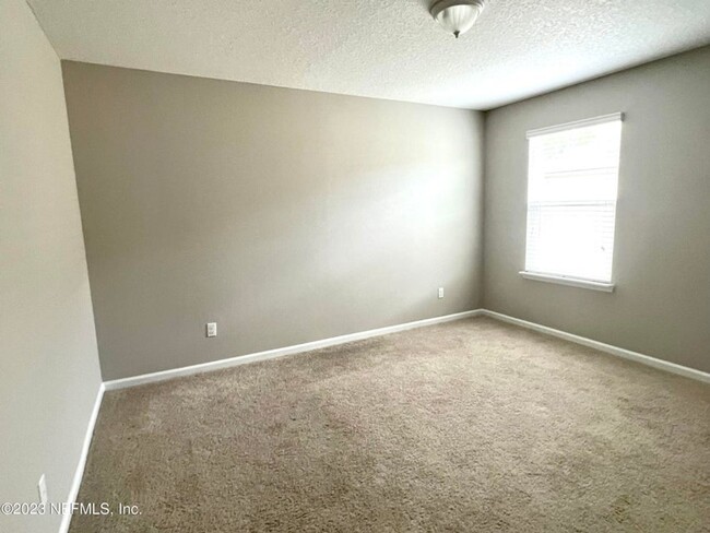 Building Photo - Large 4 bedroom home