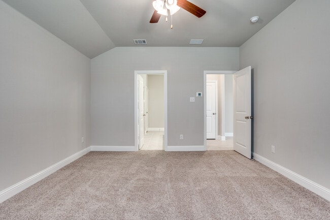 Building Photo - 211 Red Oak Dr