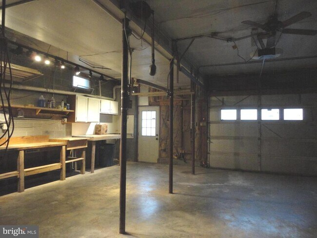 Building Photo - 814 Rustic Ln