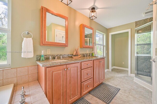 Building Photo - 671 Live Oak Ln