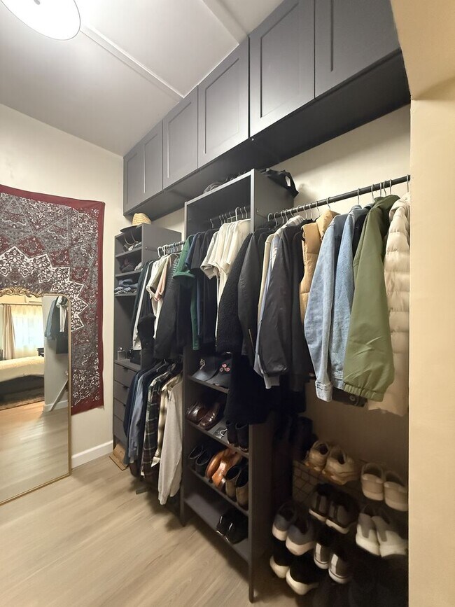 Building Photo - 3 Bedroom 2 Bathroom House Available Septe...