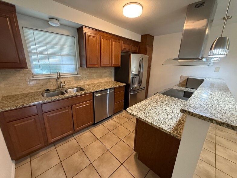 Building Photo - 2207 Lotus Blossom St