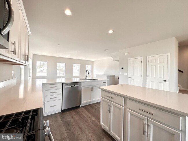 Building Photo - 526 Parkland Dr