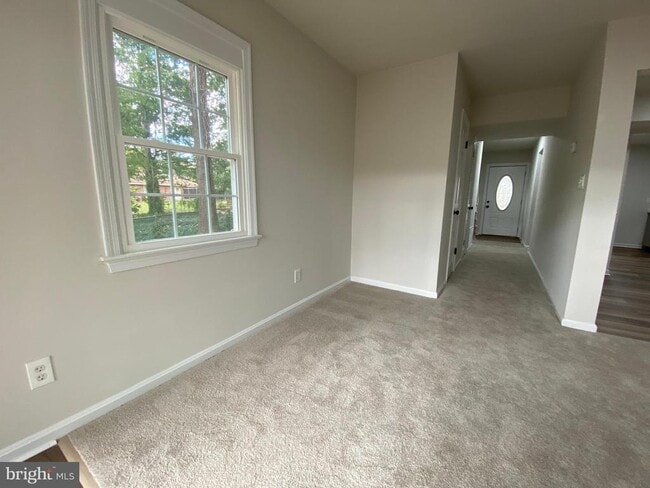 Building Photo - 9 Farrell Ln