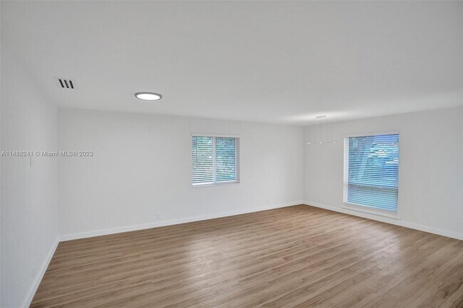 Building Photo - 932 Mandarin Is