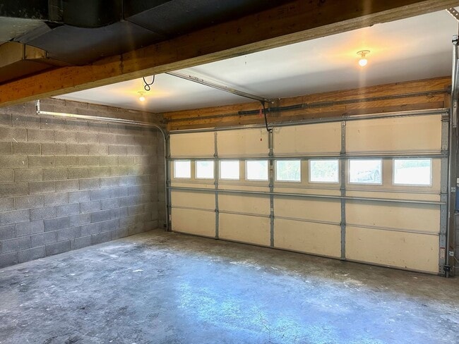 Building Photo - Happy New Year! 3 bed/2 bath with bonus room & garage in Jonesborough, TN, $2000