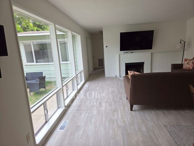 Building Photo - Super Cute Carmel Home Available for Long ...