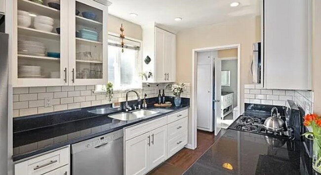 Building Photo - Beautiful 3 BEDROOM 2 BATH in Hawthorne with Garage. 1/2 off the 1st month of rent on OAC.
