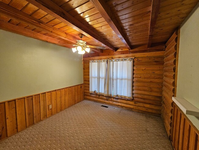 Building Photo - Three Bedroom Home with Spacious Yard