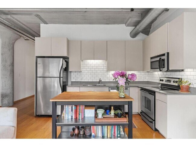 Building Photo - 748 N 3rd St