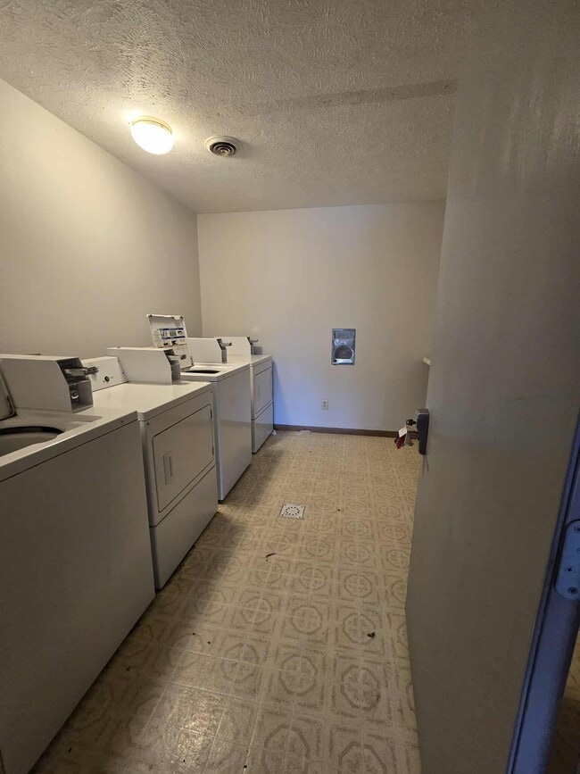 Building Photo - 115 Holly Dr