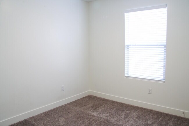 Building Photo - Spacious 4-Bed with 2.5 Baths in St George