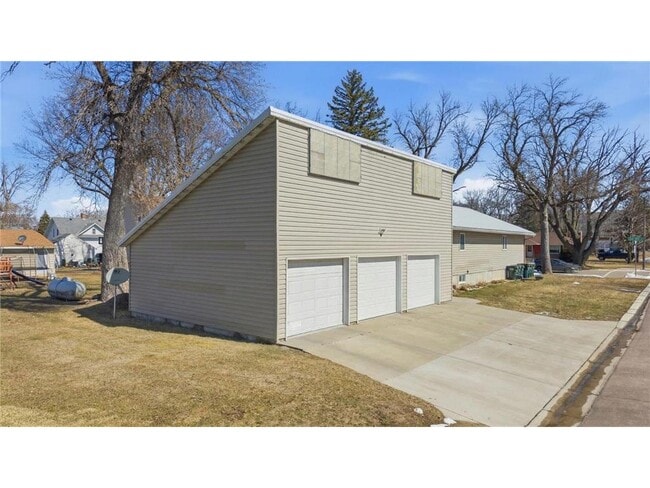 Building Photo - 226 3rd Ave S